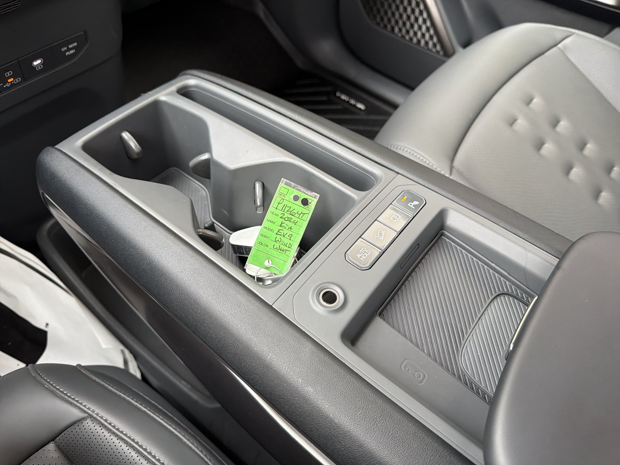 Certified Used 2024 Snow White Pearl Kia Wind image 24