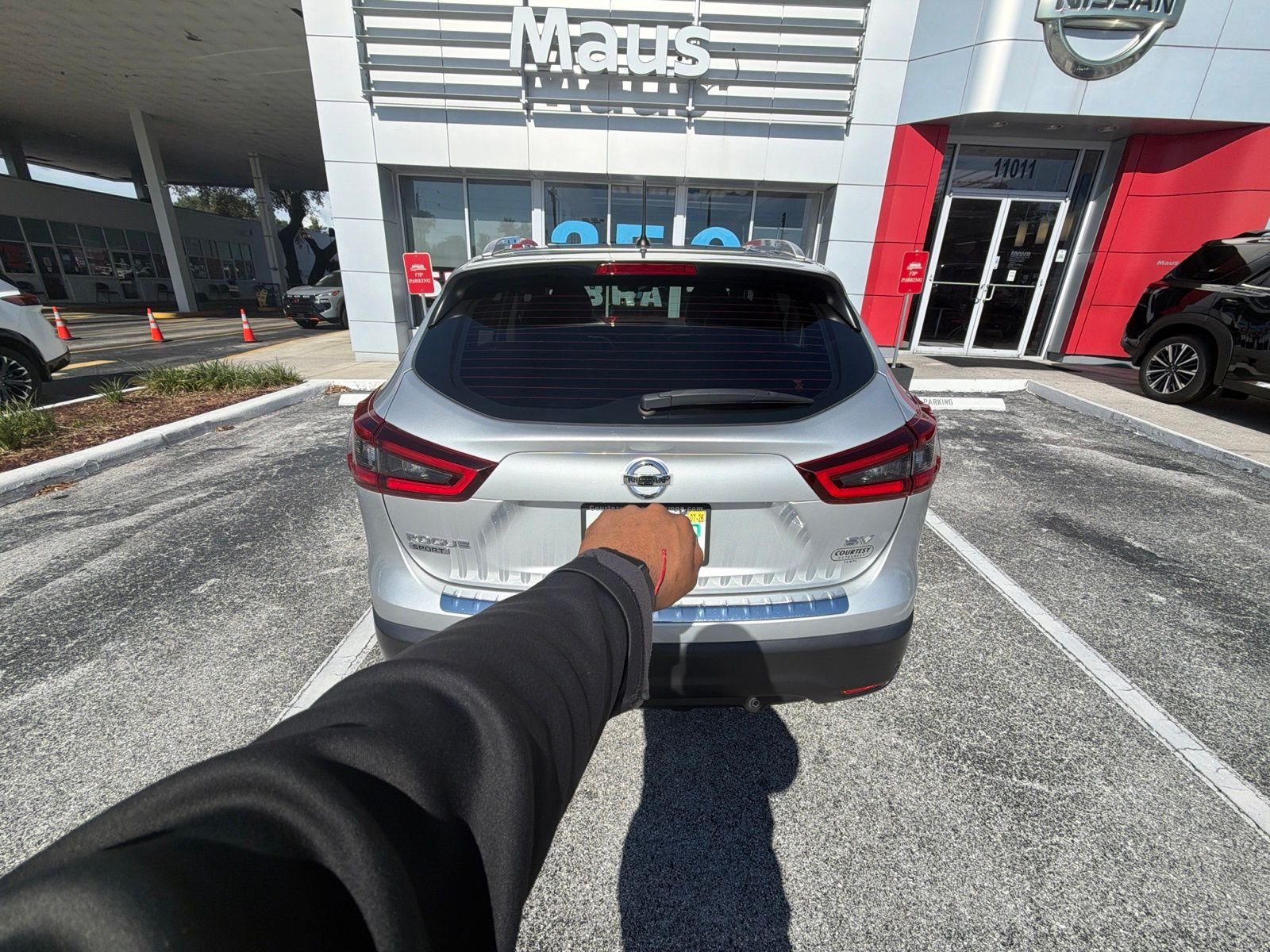 Used 2022 Brilliant Silver Metallic Nissan SV image 4