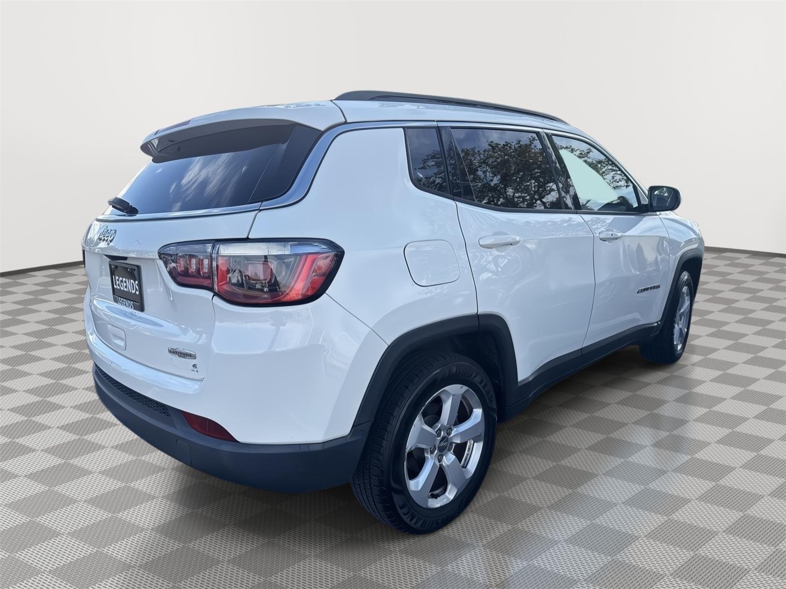 Used 2018 White Clearcoat Jeep Latitude image 10