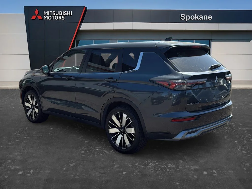 Used 2025 Gray Mitsubishi SE image 5