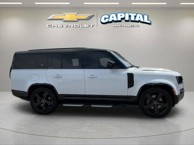 Used 2023 White Land Rover X-Dynamic SE image 6