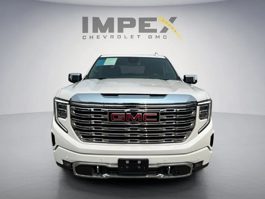 Used 2022 White Frost Tricoat GMC Denali image 8