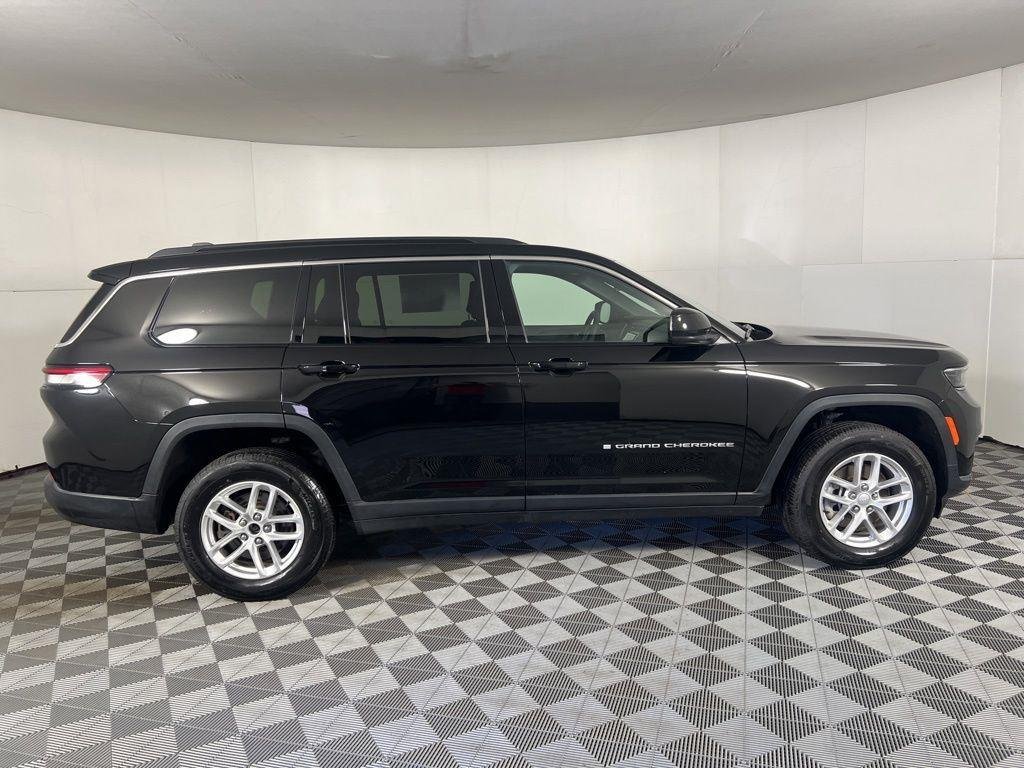 Used 2025 Diamond Black Crystal Pearlcoat Jeep Laredo image 9