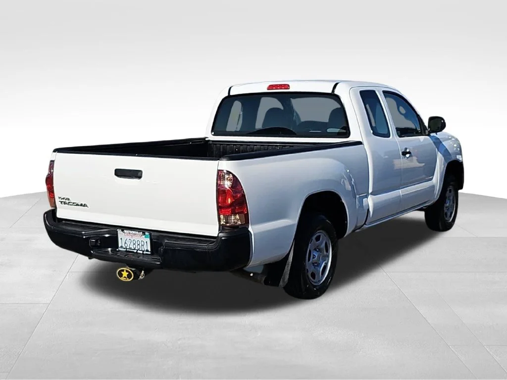 Used 2015 White Toyota Base image 3