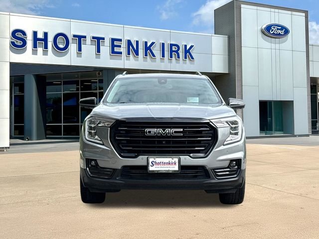 Used 2024 Silver GMC SLT image 2