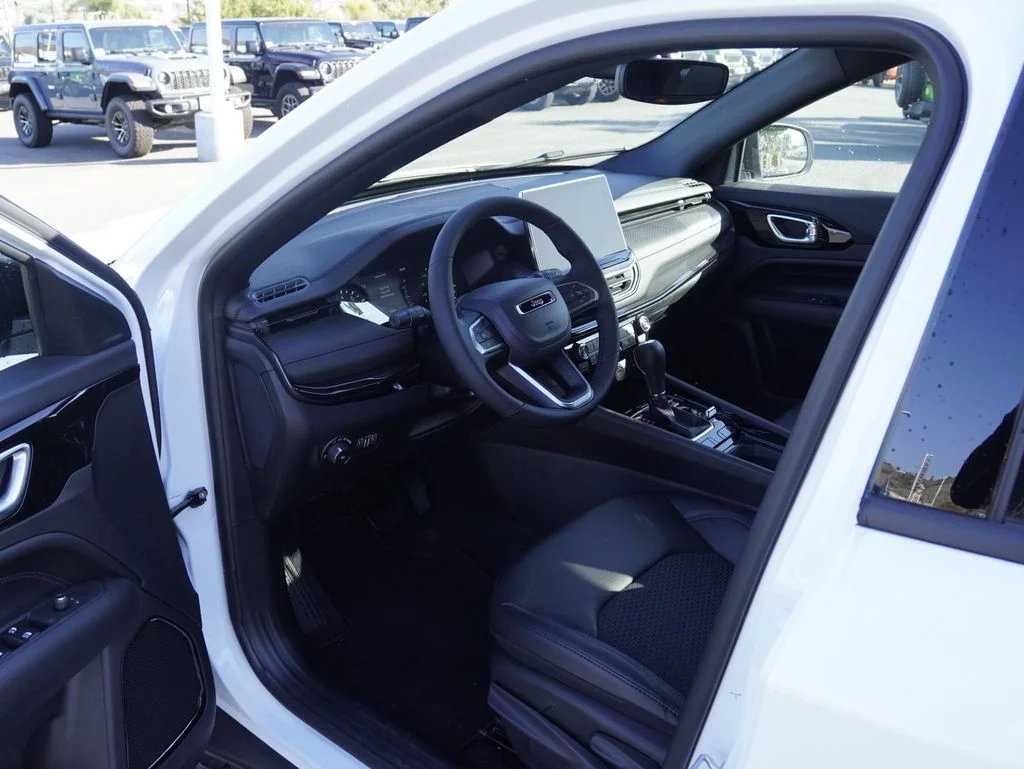 New 2026 Bright White Clearcoat Jeep Latitude image 22