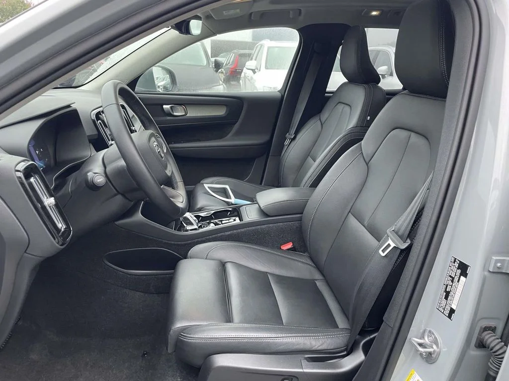 Certified Used 2025 Vapour Grey Volvo Plus image 8