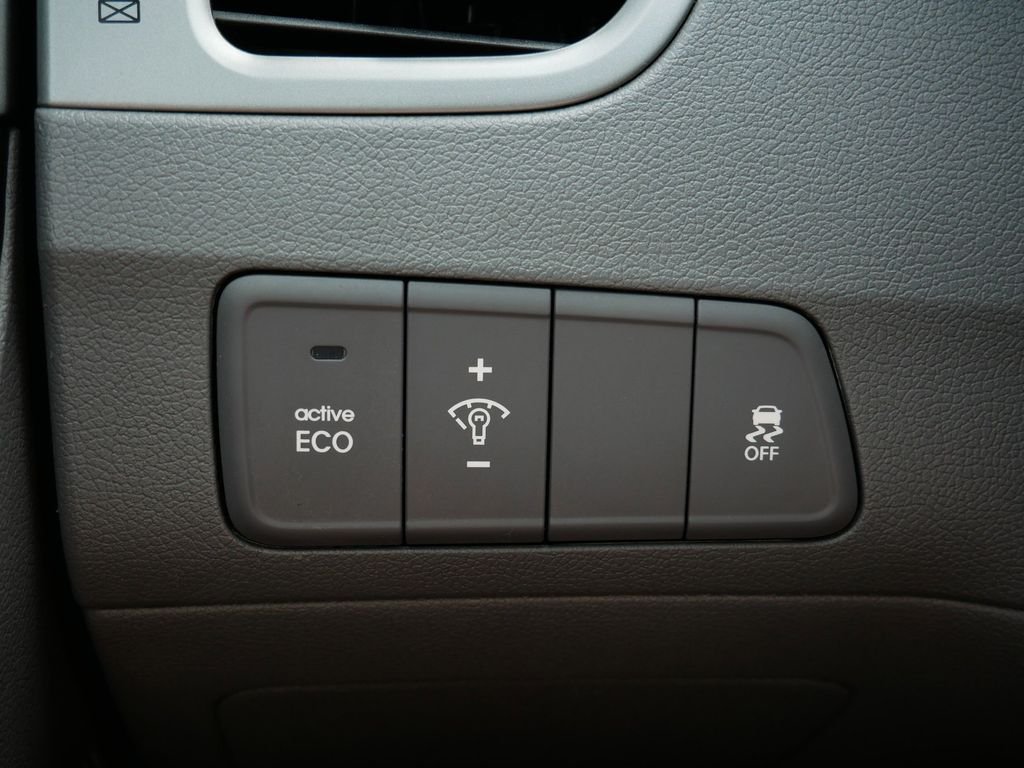 Used 2014 Gray Hyundai SE image 16