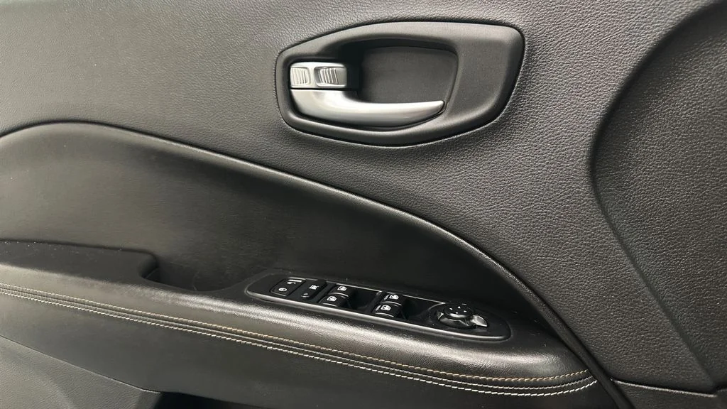 Used 2019 Black Jeep Latitude image 15