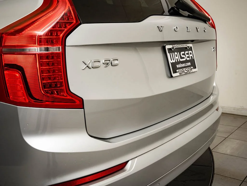Used 2018 Bright Silver Metallic Volvo T6 Momentum image 18