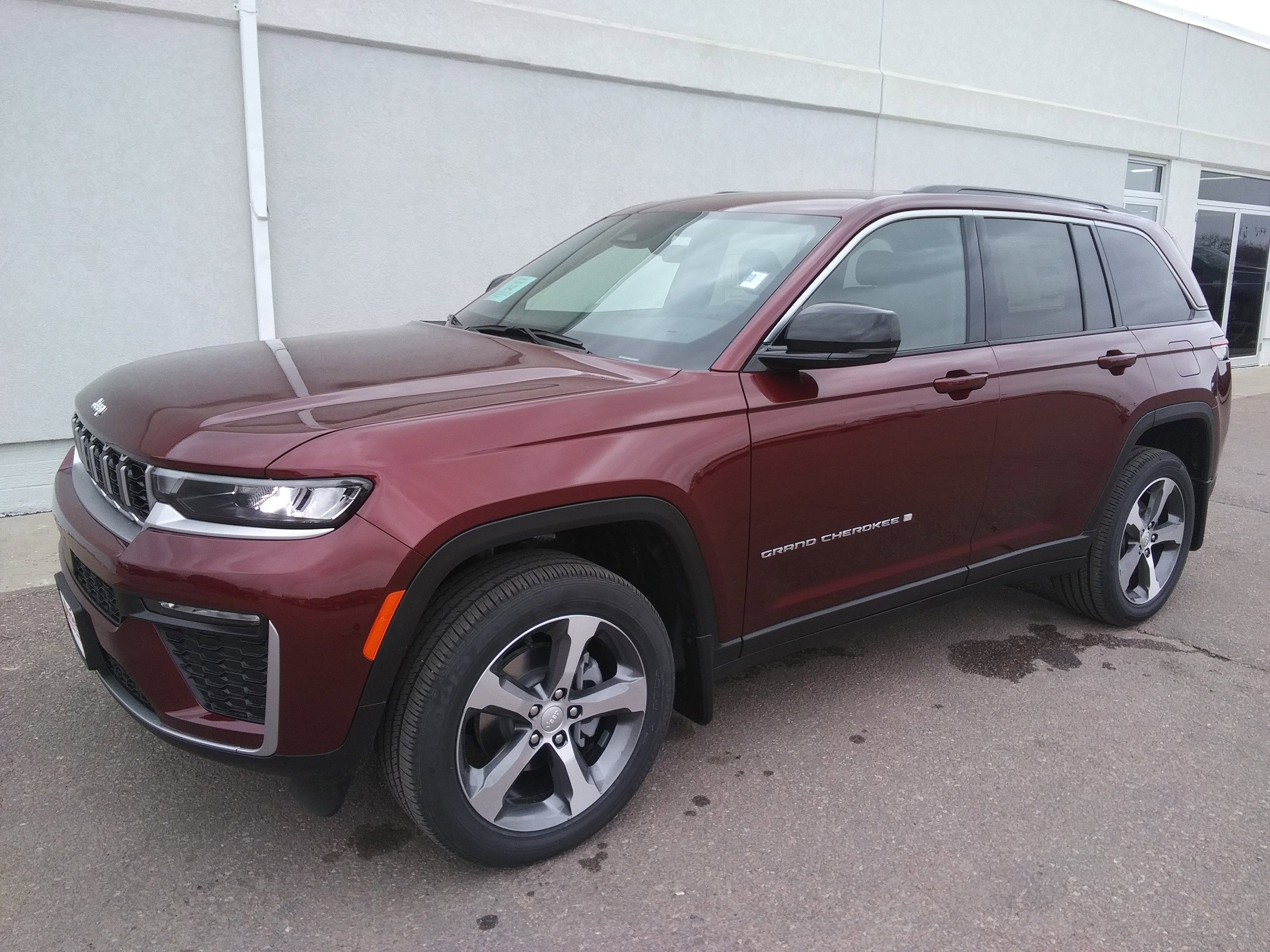 New 2026 Velvet Red Pearl-Coat Exterior Paint Jeep Limited image 2