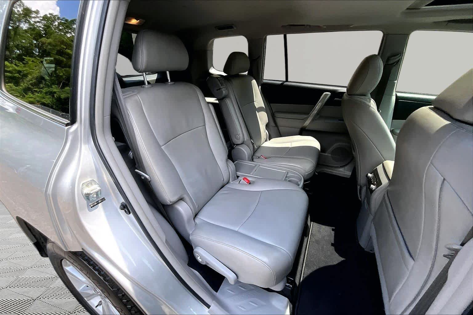 Used 2013 Classic Silver Metallic Toyota SE image 20