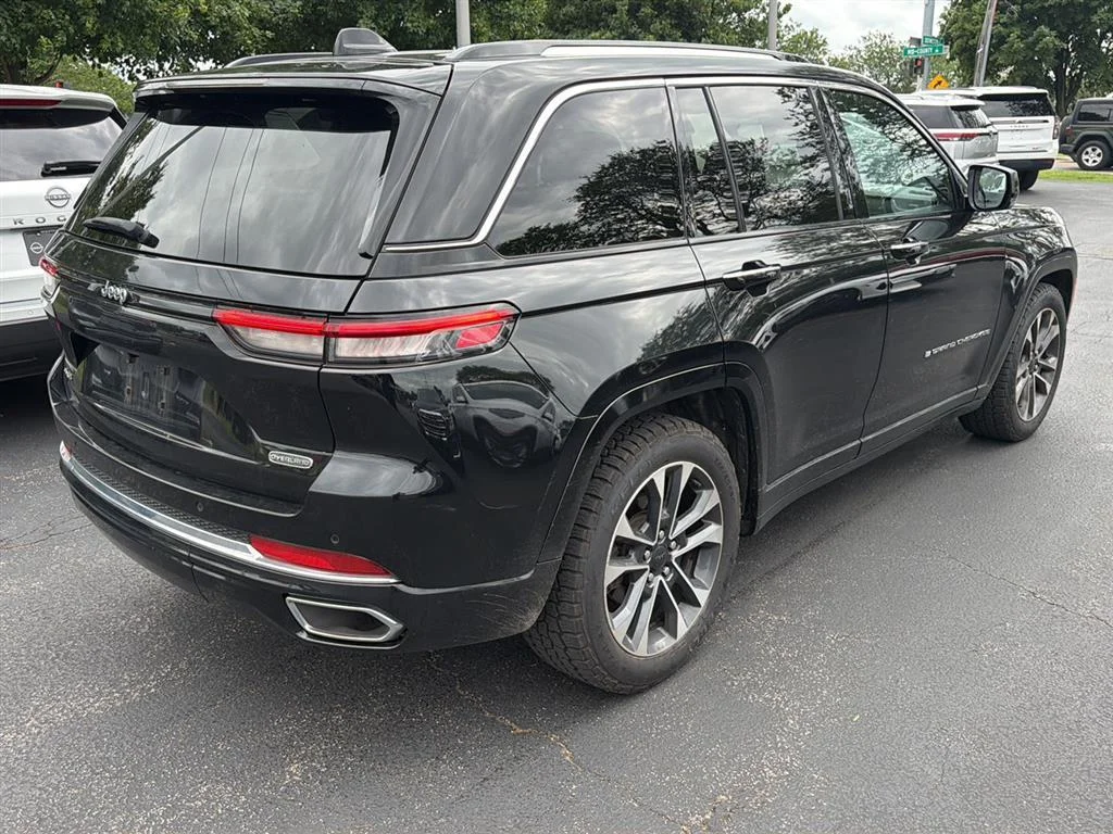 Used 2022 Diamond Black Crystal Pearlcoat Jeep Overland image 3