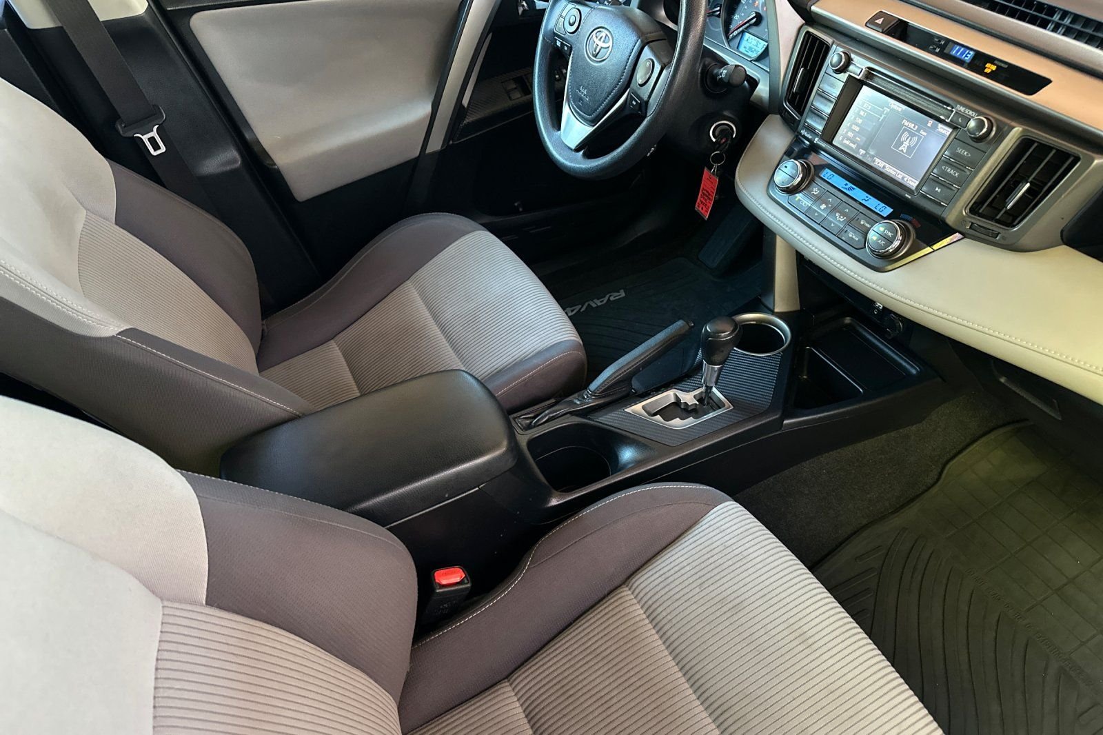 Used 2015 White Toyota XLE image 20