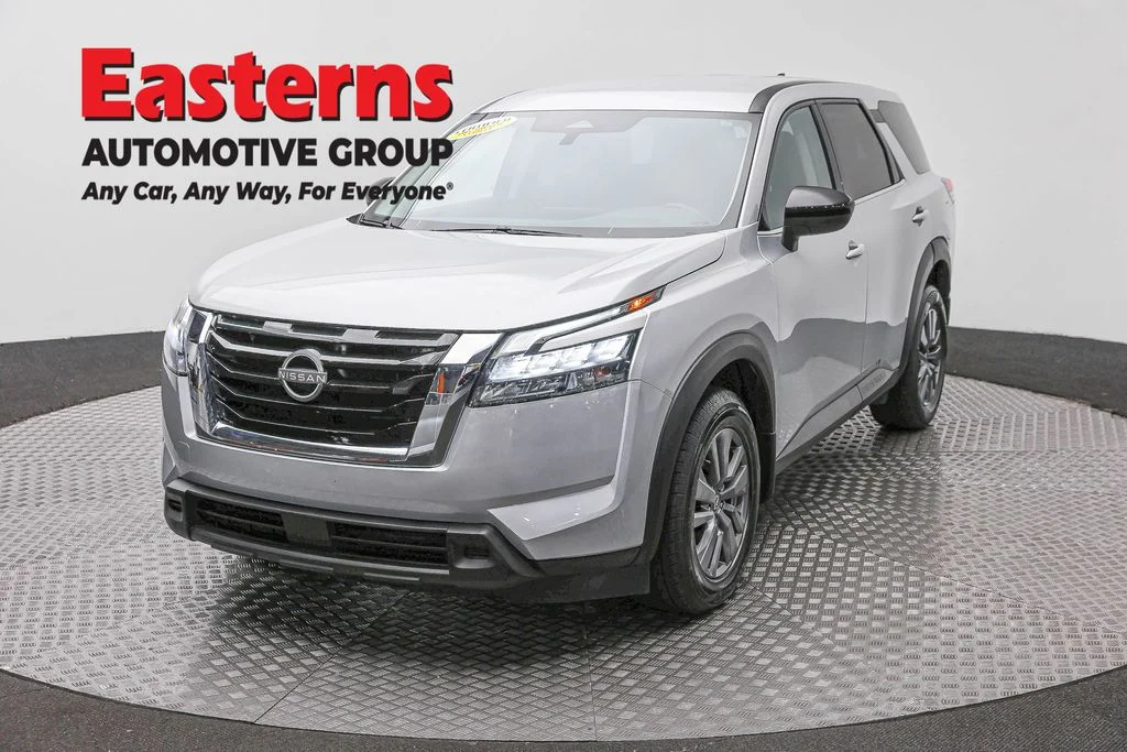 Used 2023 Silver Nissan S image 1