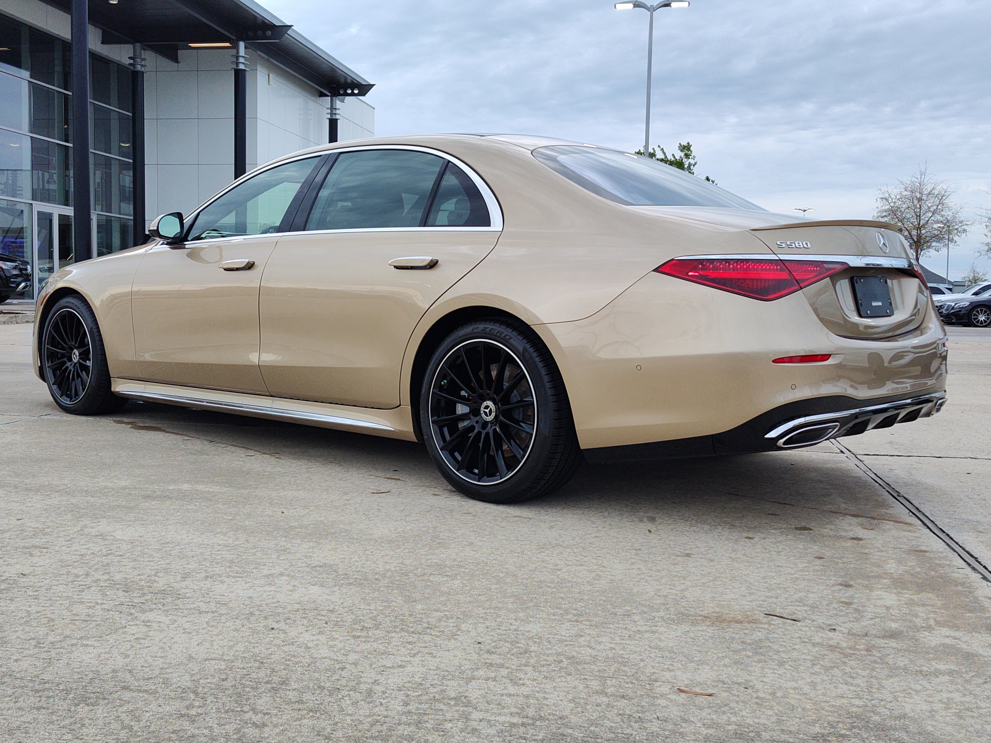 New 2026 MANUFAKTUR Kalahari Gold Metallic Mercedes-Benz S 580 image 18