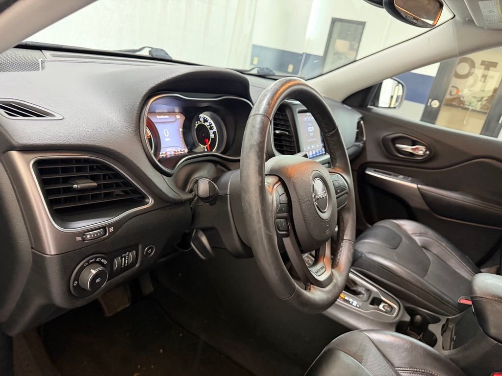 Used 2022 Black Jeep Latitude Lux image 14