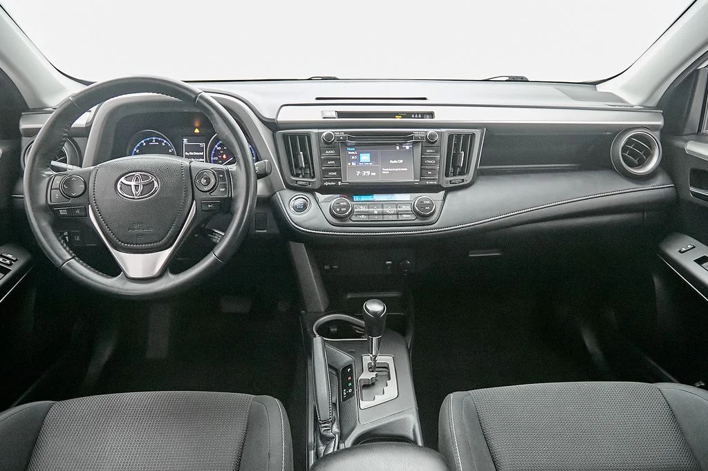 Used 2018 White Toyota XLE image 22