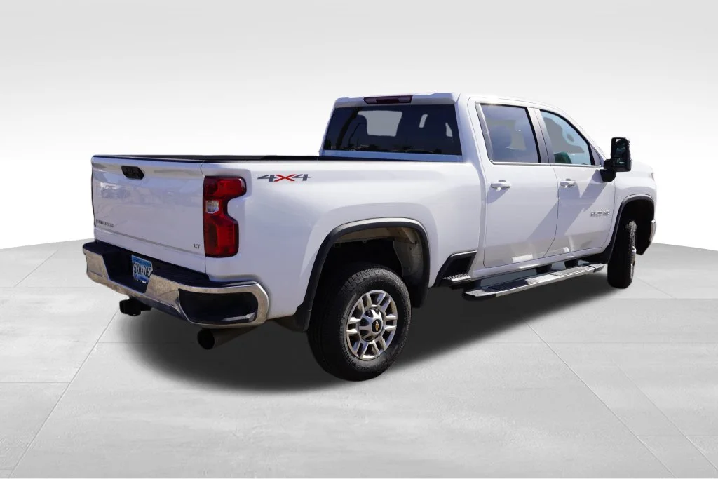 Used 2025 Summit White Chevrolet LT image 3