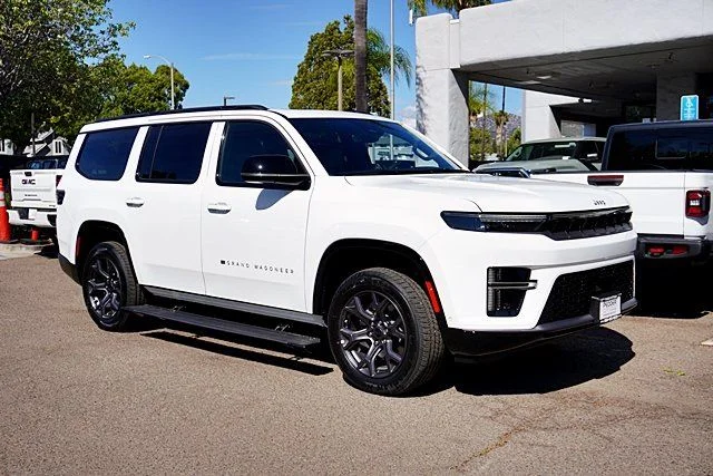New 2026 Bright White Clear-Coat Exterior Paint Jeep Limited Altitude image 5