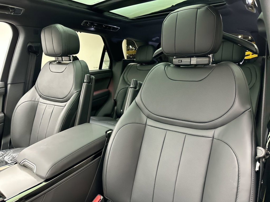 New 2027 Santorini Black Land Rover Dynamic SE image 10