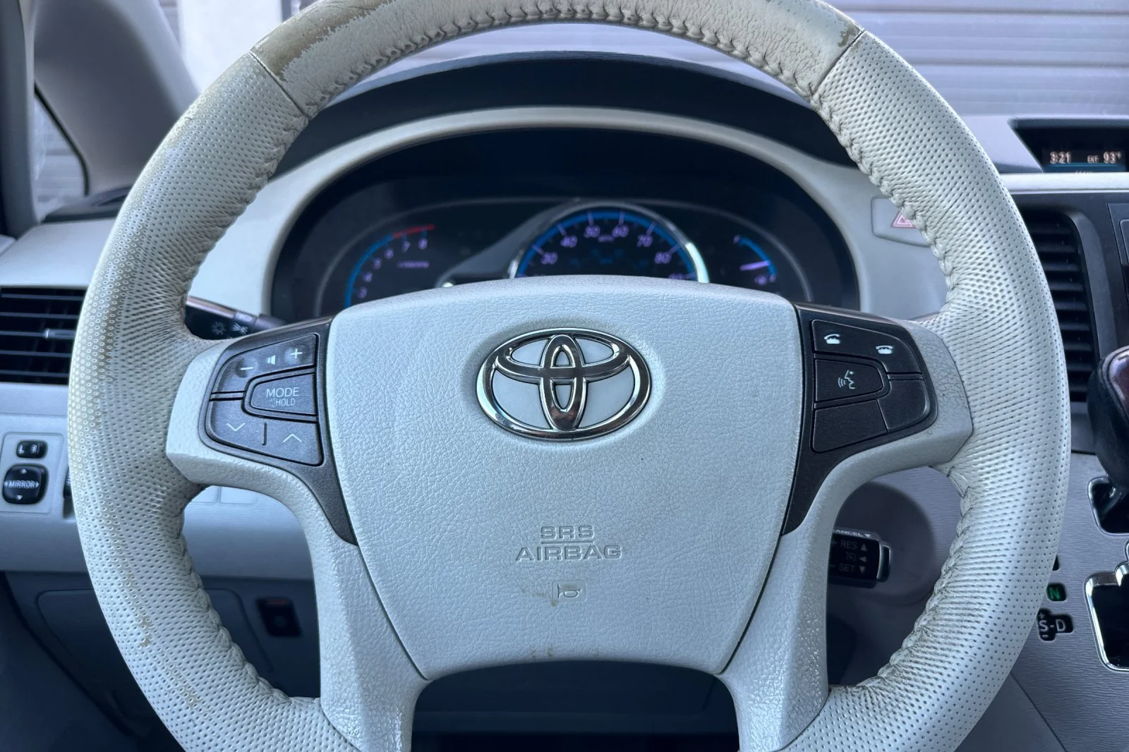Used 2014 Super White Toyota XLE image 23