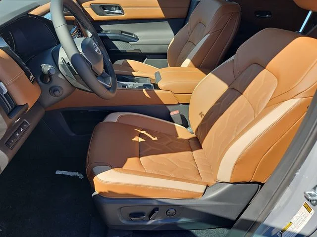 New 2026 Boulder Gray Pearl / Super Black Two-tone Nissan Platinum image 6