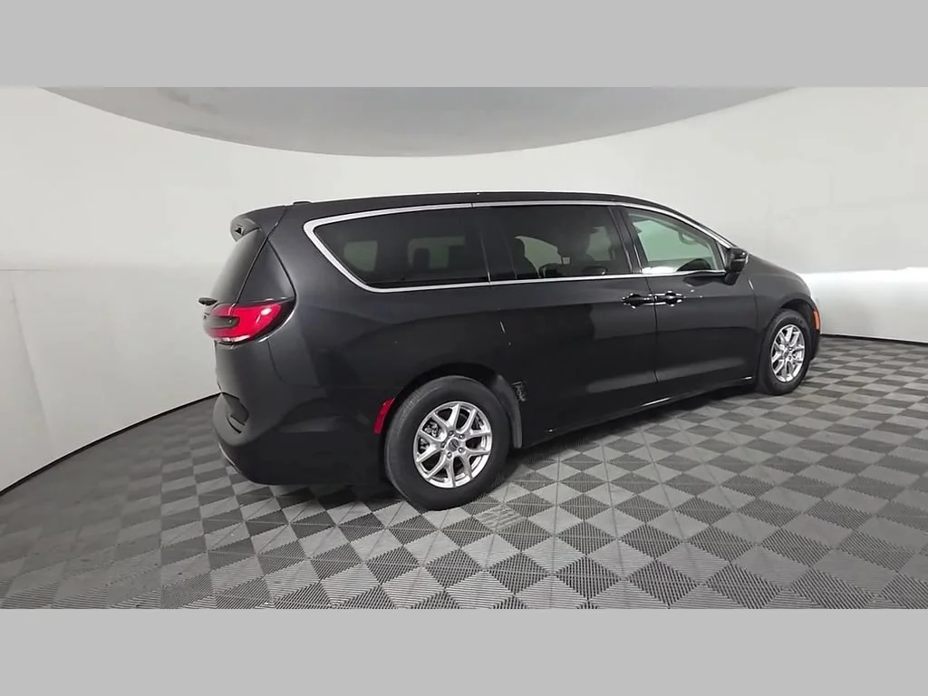 Used 2023 Brilliant Black Crystal Pearlcoat Chrysler Touring L image 39