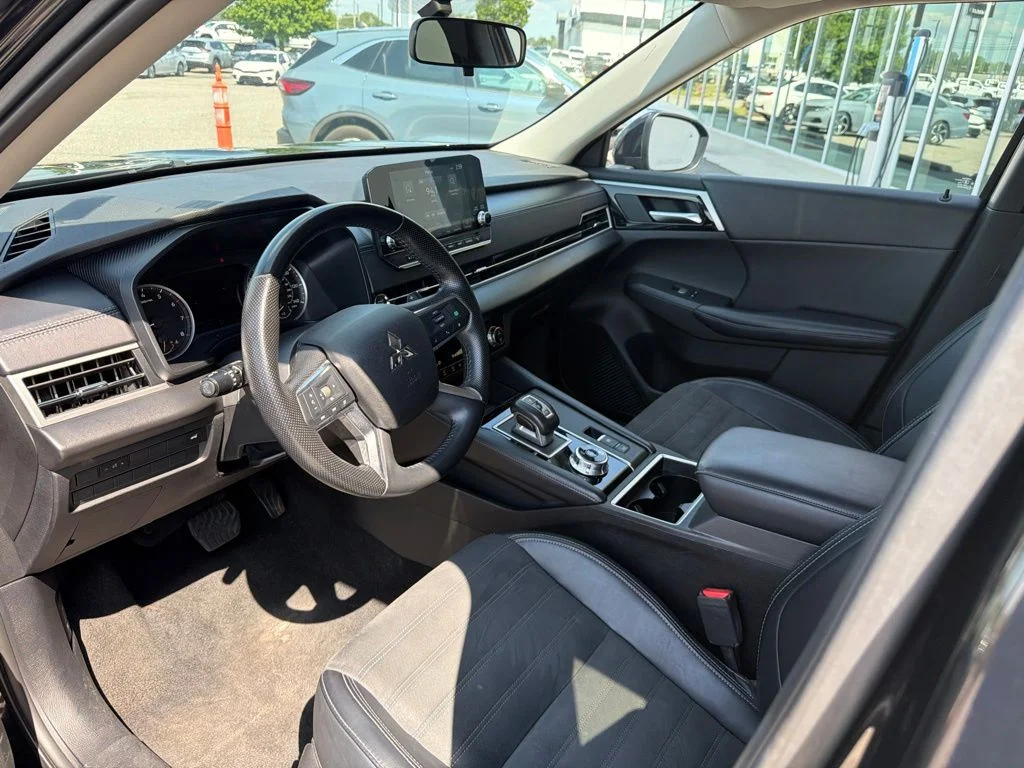 Used 2024 Silver Mitsubishi SE image 16