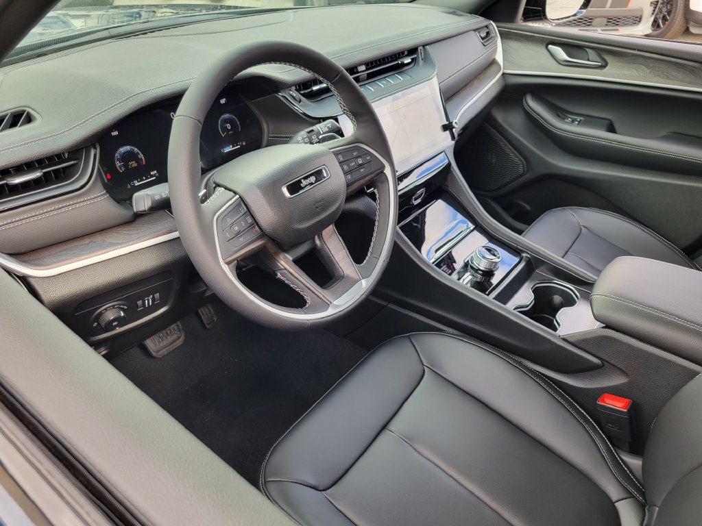 2027 Jeep Grand Cherokee photo 3
