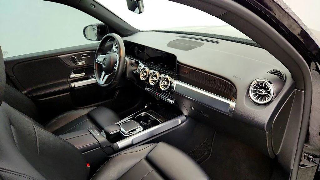 Used 2020 Night Black Mercedes-Benz GLB 250 4MATIC® SUV w/ Premium Pkg, Surround View & Panorama Roof image 25