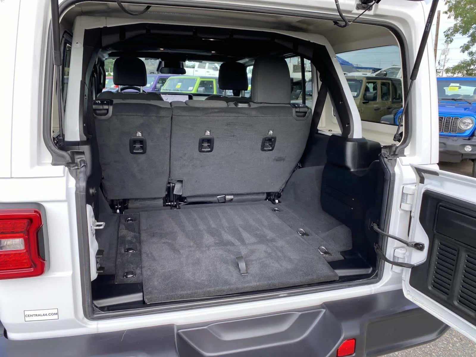 Used 2026 Bright White Clearcoat Jeep Sahara image 5