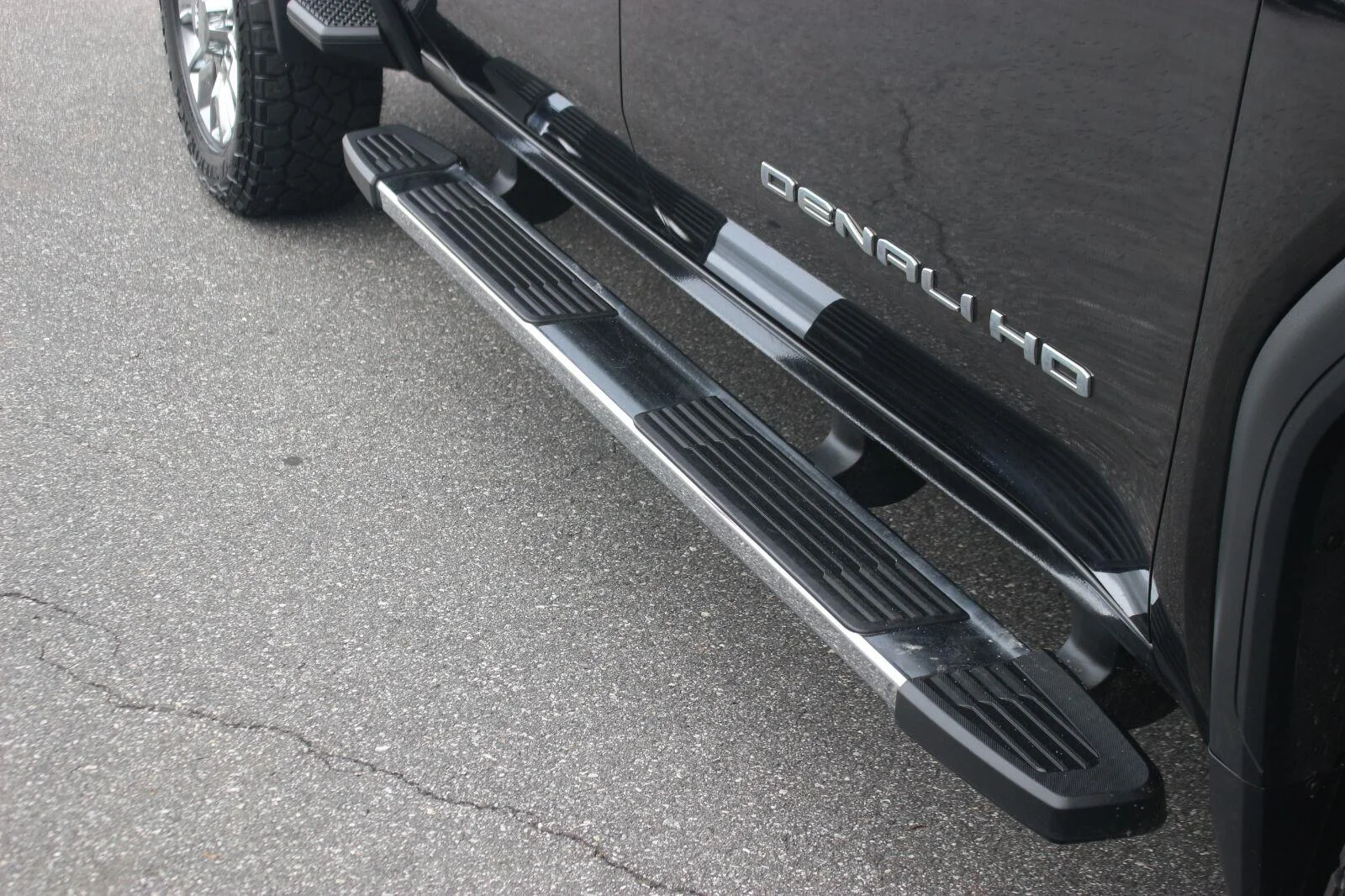 Used 2023 Ebony Twilight Metallic GMC Denali image 10