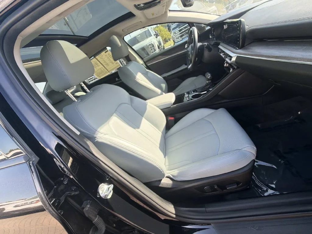 Used 2022 Black Kia EX image 31