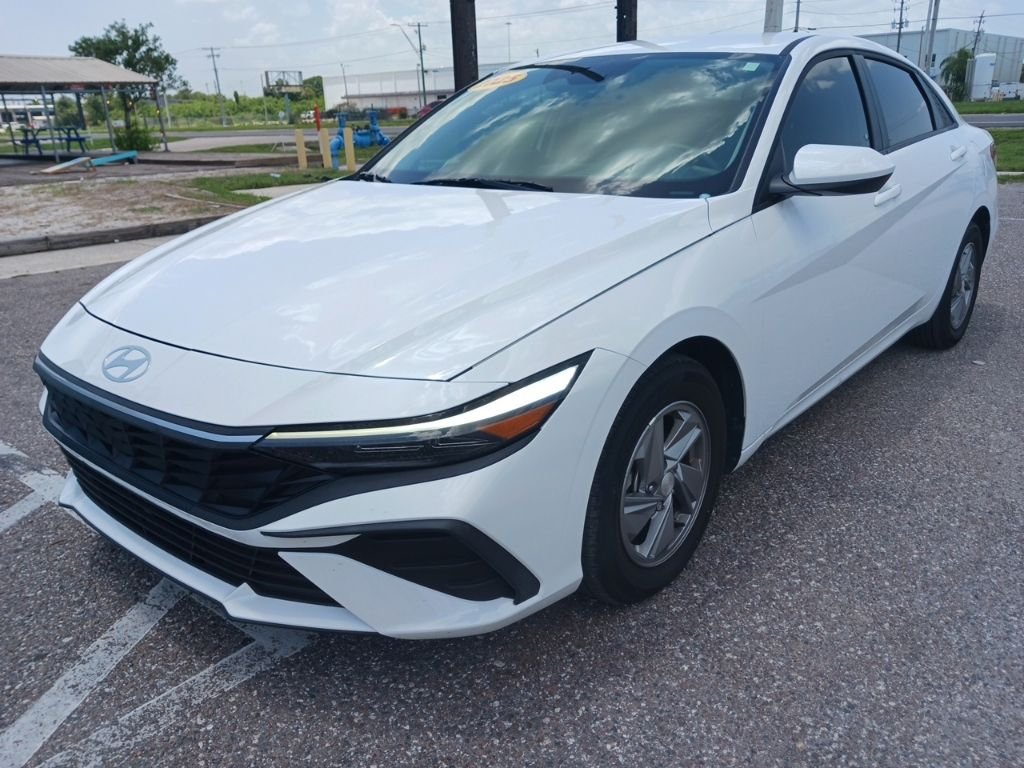 Used 2025 White Hyundai SE image 7