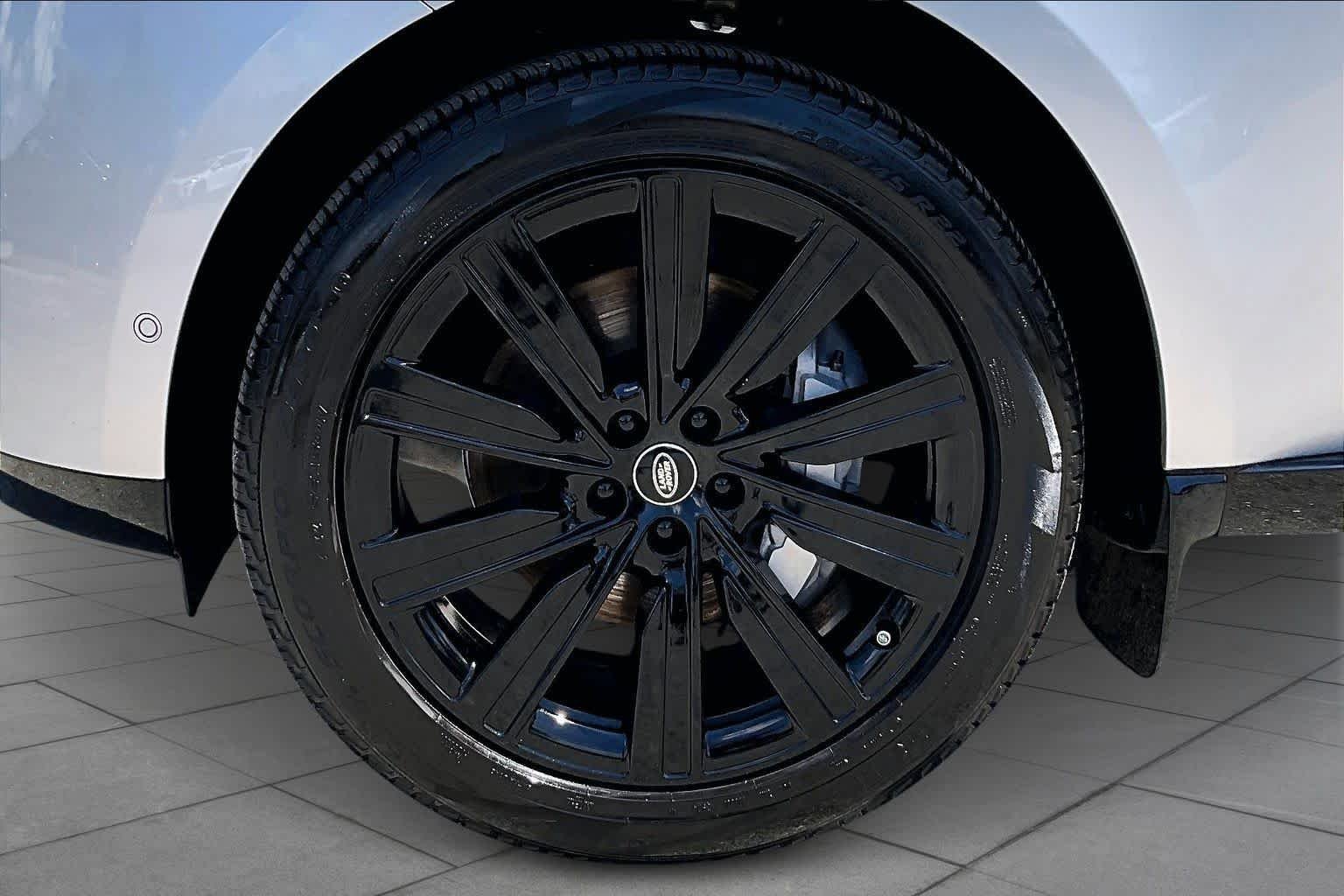 Used 2025 Hakuba Silver Metallic Land Rover SE image 18