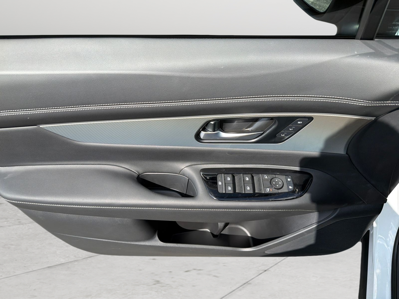 New 2026 White Nissan SL image 18