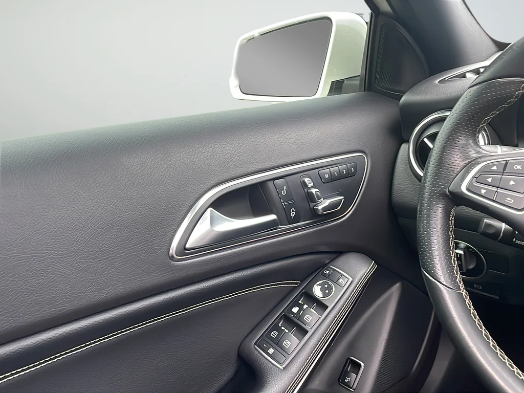 Used 2018 White Mercedes-Benz GLA 250 image 32