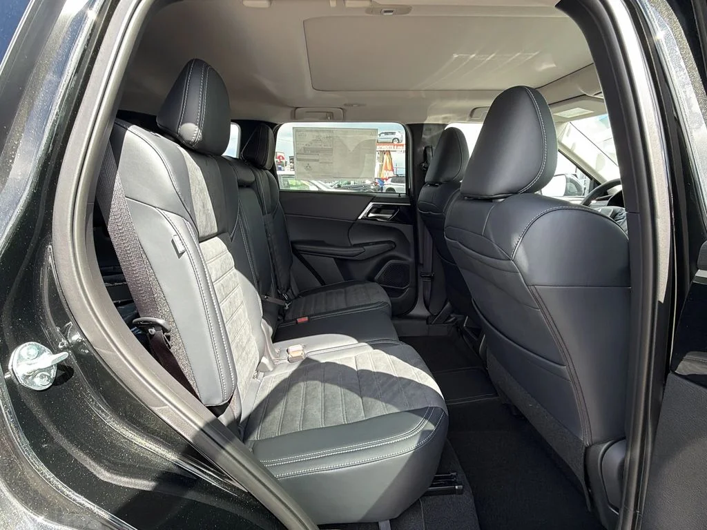 New 2025 Black Diamond Mitsubishi SE image 21