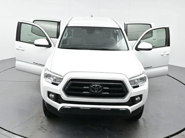 Used 2022 White Toyota SR5 image 39