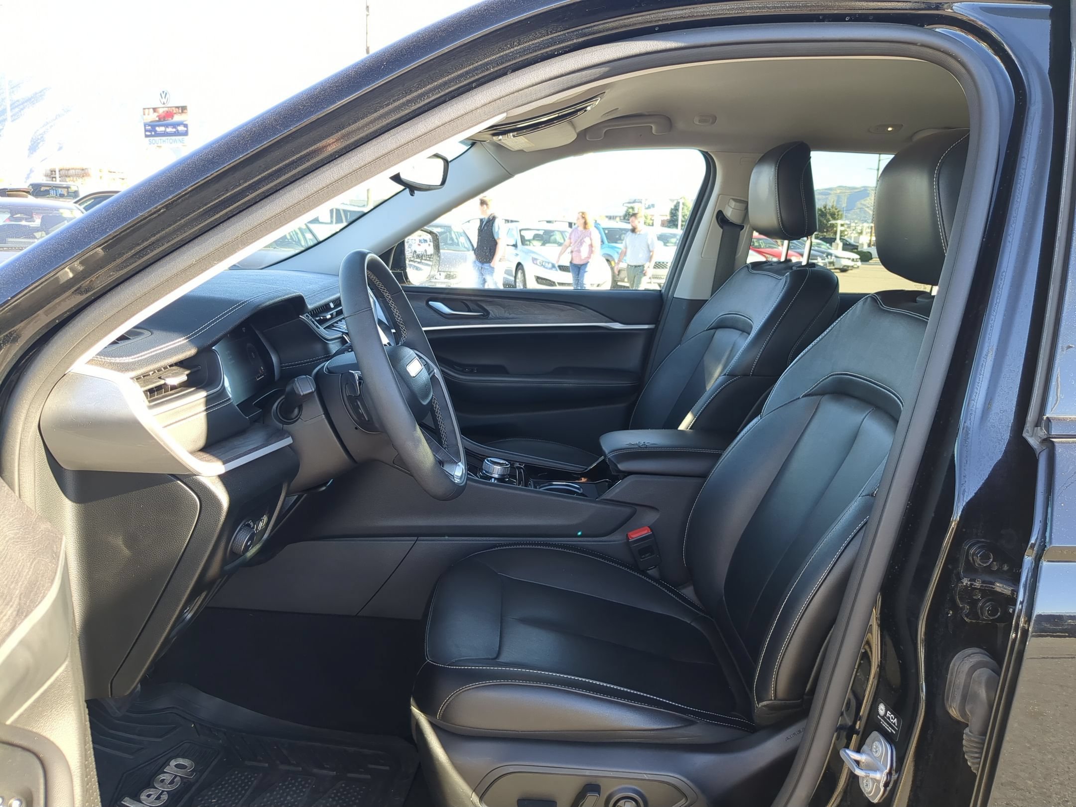 Used 2023 Diamond Black Crystal Pearlcoat Jeep Limited image 15