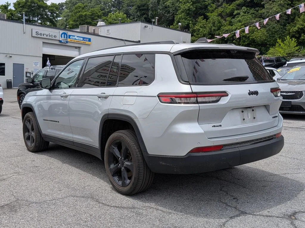 Used 2023 Silver Jeep Limited image 11