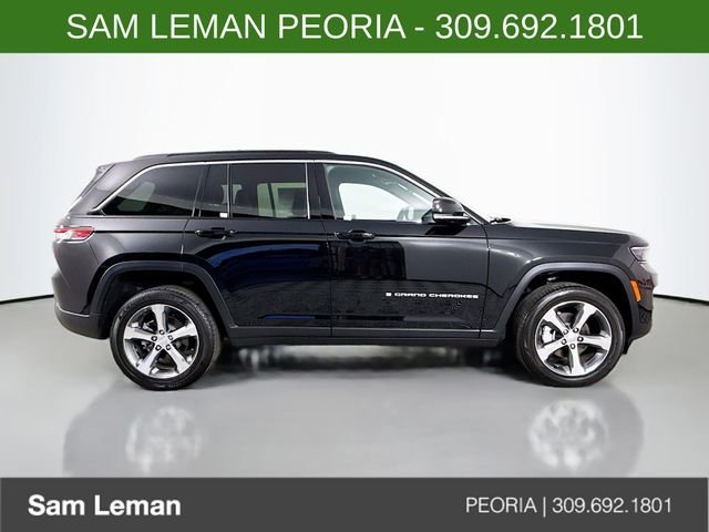New 2025 Diamond Black Crystal Pearl-Coat Exterior Paint Jeep Limited image 8