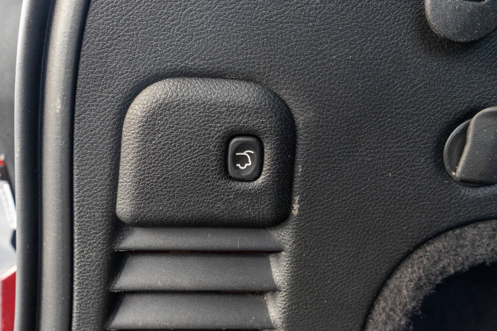 Used 2020 Velvet Red Pearlcoat Jeep Altitude image 10