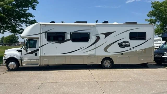 Used 2016 White INTERNATIONAL Ghost 36DS image 5