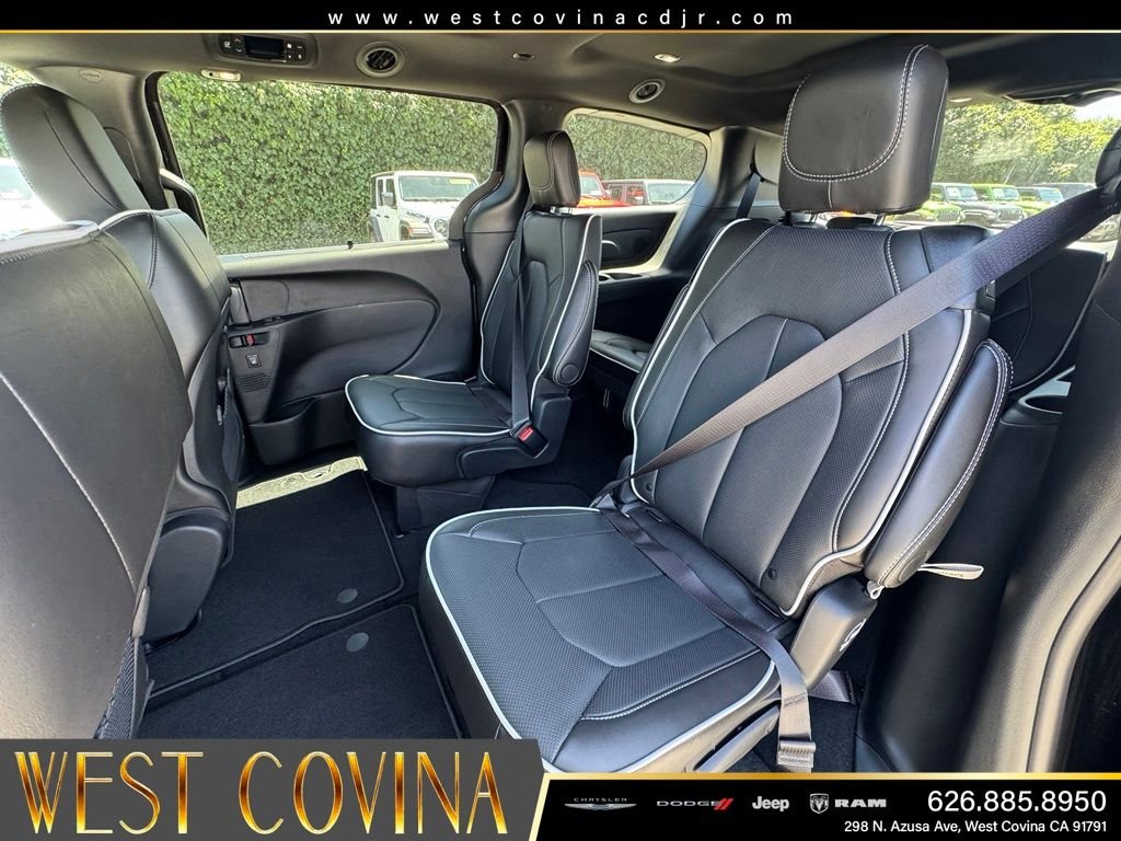 New 2027 Diamond Black Crystal Pearl-Coat Paint Chrysler Limited image 34