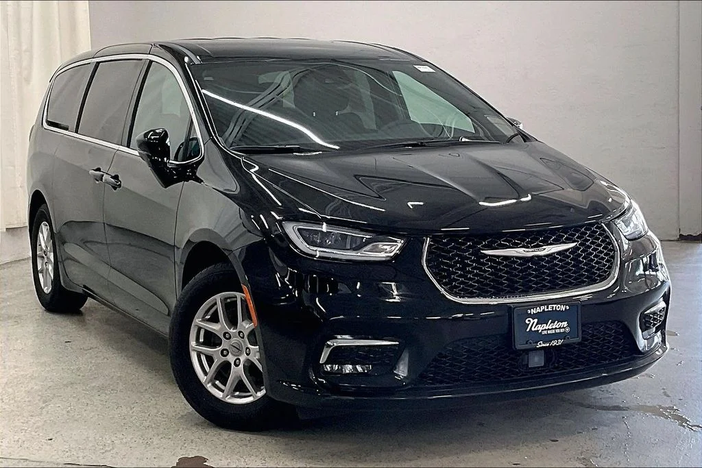 Used 2025 Black Chrysler Select image 31