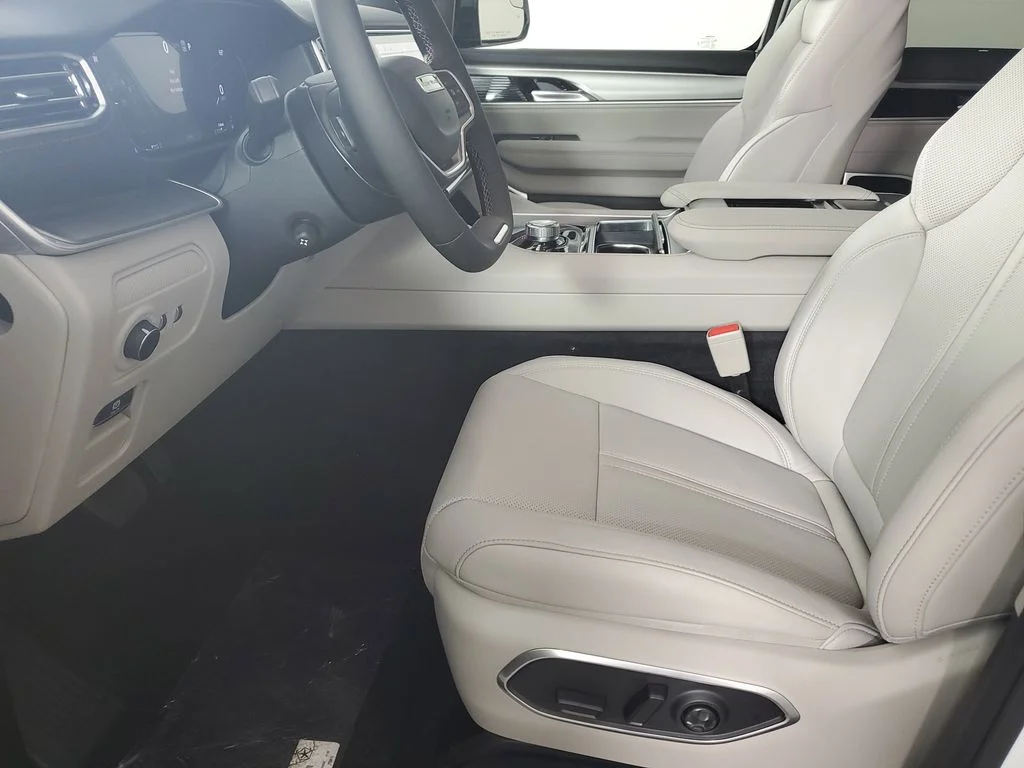New 2026 Bright White Clear-Coat Exterior Paint Jeep Limited Reserve image 11