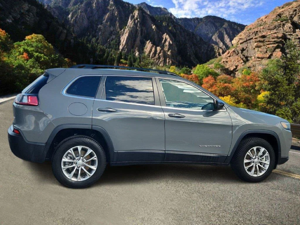 Used 2022 Sting-Gray Clearcoat Jeep Latitude Lux image 2
