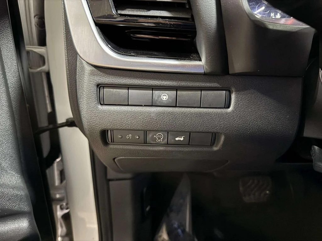 Certified Used 2023 Pearl White Tricoat/Super Black Nissan SL image 18